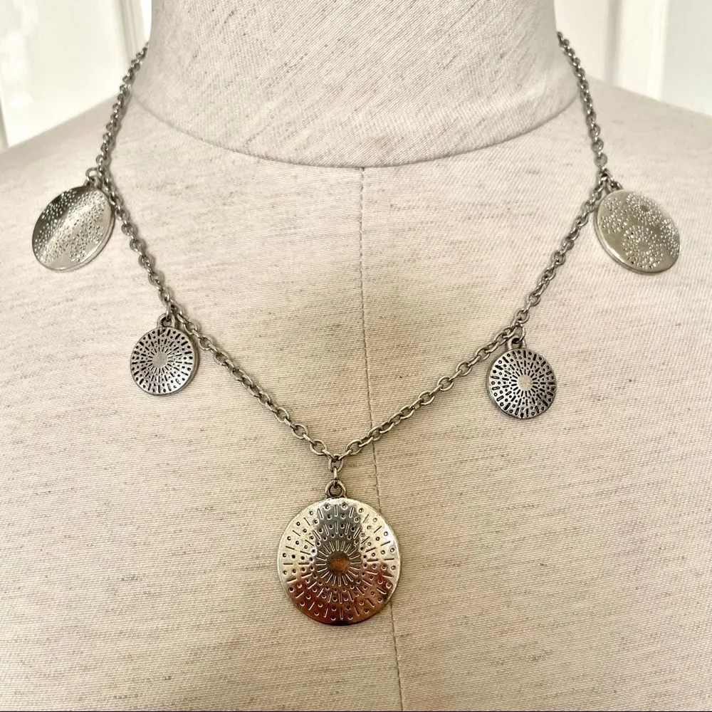 Silver tone disc necklace